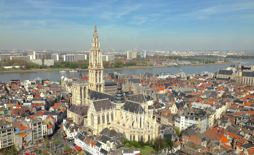 Zicht op de kathedraal van Antwerpen en de Schelde. Rechts van de kathedraal zie je het Vleeshuis, en uiterst rechts staat de Sint-Pauluskerk. In de verte zie je de koeltorens van Doel. Foto werd genomen van op het panorama in de KBC Boerentoren.